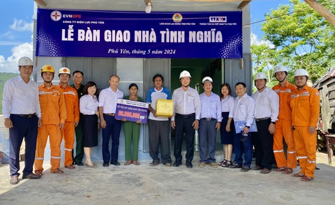 Điện lực Phú Yên trao tiền hỗ trợ xây 4 nhà tình nghĩa- Ảnh 2. Điện lực Phú Yên trao tiền hỗ trợ xây 4 nhà tình nghĩa- Ảnh 2.