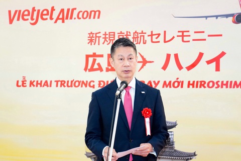 Khai trương đường bay giữa Hà Nội và Hiroshima- Ảnh 2. Ông Yuzaki Hidehiko, Thống đốc tỉnh Hiroshima chúc mừng đường bay mới Hiroshima - Hà Nội