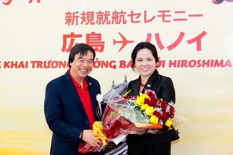 Khai trương đường bay giữa Hà Nội và Hiroshima- Ảnh 3. Ông Nguyễn Đức Thịnh, Phó Tổng giám đốc Vietjet và Tổng lãnh sự quán Việt Nam tại Fukuoka Vũ Chi Mai cùng chào đón đường bay mới của Vietjet