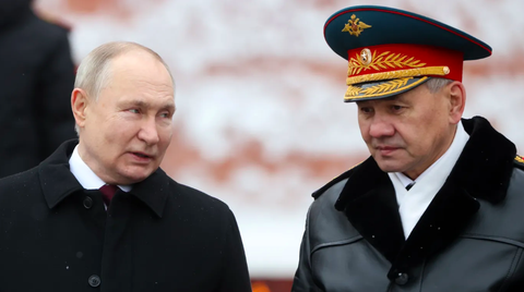 Điện Kremlin lý giải việc thay Bộ trưởng Quốc phòng Sergei Shoigu- Ảnh 1. Tổng thống Nga Vladimir Putin (trái) và ông Sergei Shoigu - Ảnh: AXIOS/GETTY IMAGES