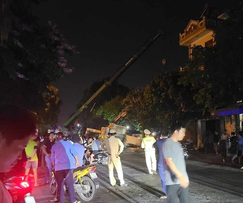 Xây nhà trái phép ban đêm, xe bơm bê tông gặp sự cố làm ba người bị thương- Ảnh 2. Vụ tai nạn khiến tổ thợ ba người ở trên mái tầng hai bị thương phải nhập viện cấp cứu - Ảnh: K.LINH