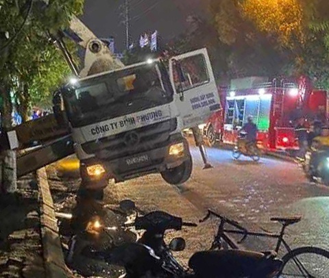 Xây nhà trái phép ban đêm, xe bơm bê tông gặp sự cố làm ba người bị thương- Ảnh 1. Hiện trường vụ chân chống xe bơm bê tông làm sập nắp cống vỉa hè đường Trần Thủ Độ, TP Thái Bình tối 12-5 - Ảnh: K.LINH