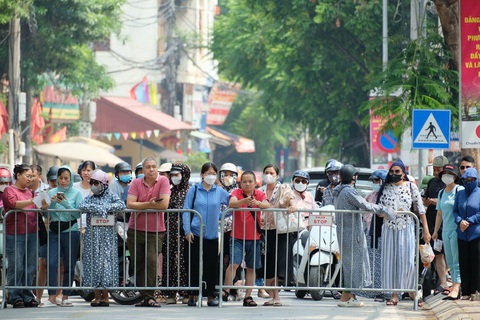 Phụ huynh chờ con thi vào lớp 10 năm học 2023-2024 ở Hà Nội - Ảnh: NGUYÊN BẢO Phụ huynh chờ con thi vào lớp 10 năm học 2023-2024 ở Hà Nội - Ảnh: NGUYÊN BẢO