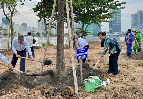 Các đại biểu, cựu lãnh đạo TP.HCM trồng cây bên bờ sông Sài Gòn (phía Thủ Thiêm) vào cuối năm 2023 - Ảnh: CHÂU TUẤN Các đại biểu, cựu lãnh đạo TP.HCM trồng cây bên bờ sông Sài Gòn (phía Thủ Thiêm) vào cuối năm 2023 - Ảnh: CHÂU TUẤN