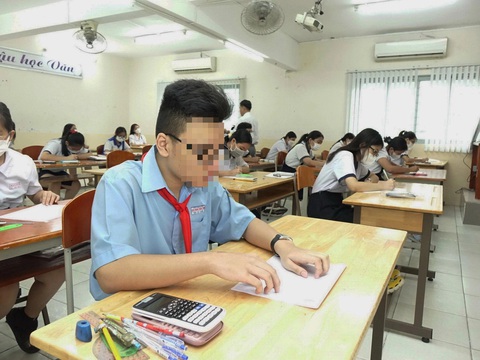 Phát đơn xin không thi tuyển sinh lớp 10: Đáng hay không đáng trách?- Ảnh 1. Học sinh dự thi vào lớp 10 tại một điểm thi ở TP.HCM - Ảnh: NHƯ HÙNG