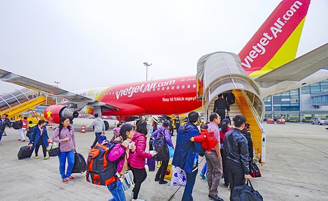 Hành khách lên máy bay của Hãng hàng không VietJet Air tại sân bay quốc tế Tân Sơn Nhất - Ảnh: QUANG ĐỊNH Hành khách lên máy bay của Hãng hàng không VietJet Air tại sân bay quốc tế Tân Sơn Nhất - Ảnh: QUANG ĐỊNH