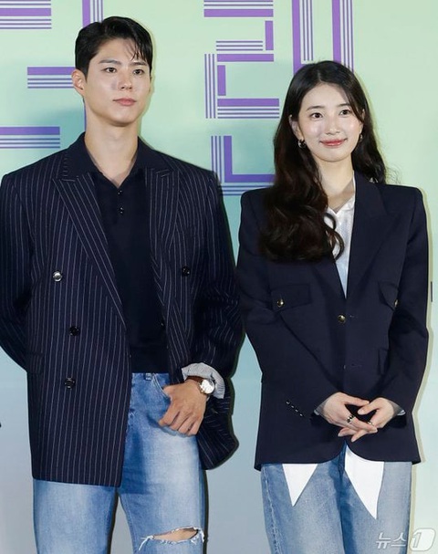 Với phong cách ăn mặc giống nhau của Suzy và Park Bo-gum gây chú ý Với phong cách ăn mặc giống nhau của Suzy và Park Bo-gum gây chú ý