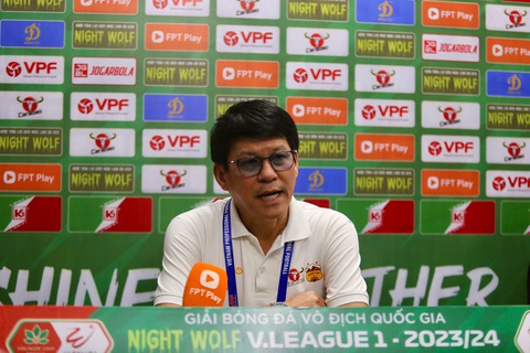 HLV Vũ Tiến Thành: 'Đám trẻ nhà bầu Đức rất có tài'- Ảnh 1. HLV Vũ Tiến Thành phát biểu trong buổi họp báo sau trận hòa Nam Định - Ảnh: ĐỨC KHUÊ