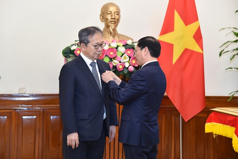 Những tình cảm dành cho Việt Nam của nguyên Đại sứ Nhật Bản Yamada Takio- Ảnh 4. Bộ trưởng Bộ Ngoại giao Bùi Thanh Sơn trao kỷ niệm chương
