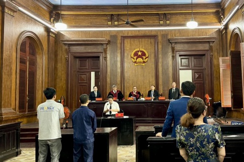Lãnh án chung thân vì đâm chết người sau chầu nhậu- Ảnh 1. Hội đồng xét xử tuyên án các bị cáo tại phiên tòa ngày 13-5 - Ảnh: KHẮC HIẾU