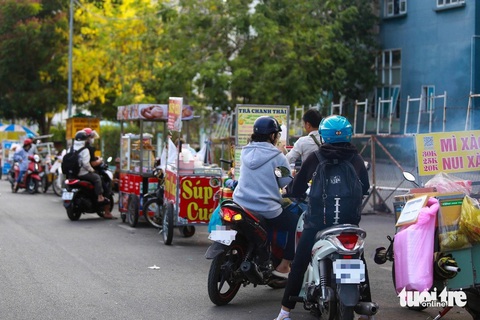 Giới trẻ đô thị: Cả tháng nấu ăn 1 lần, coi chừng sinh bệnh vì ăn linh tinh- Ảnh 3. Thức ăn đường phố được ưa chuộng vì sự tiện lợi, giá rẻ. Tuy nhiên cũng tiềm ẩn nhiều nguy cơ mất an toàn vệ sinh thực phẩm - Ảnh: PHƯƠNG QUYÊN