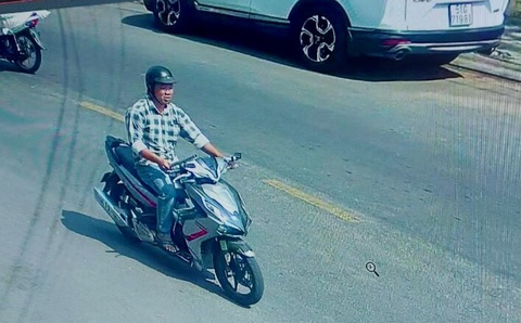 Khởi tố kẻ dùng tuýp sắt đánh vào đầu 5 người phụ nữ đi đường- Ảnh 1. Bị can Lầu Vũ Nhật Đăng đi xe máy, trên tay cầm tuýp sắt để đánh vào đầu các nạn nhân - Ảnh cắt từ clip
