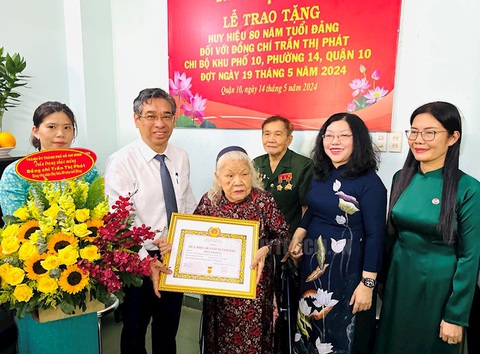 Trao huy hiệu 80 năm tuổi Đảng cho cụ bà 102 tuổi- Ảnh 1. Ông Nguyễn Phước Lộc cùng các đại biểu trao huy hiệu 80 năm tuổi Đảng cho bà Trần Thị Phát - Ảnh: THÀNH ỦY TP.HCM