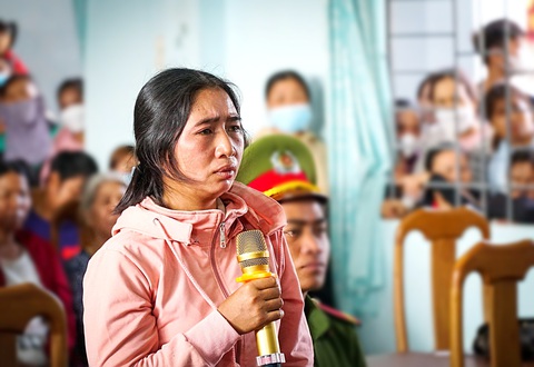 Rất đông người dân theo dõi phiên tòa xét xử lưu động tại Nhà văn hóa xã Ia Lâu, huyện Chư Prông (Gia Lai) - Ảnh: T.H. Rất đông người dân theo dõi phiên tòa xét xử lưu động tại Nhà văn hóa xã Ia Lâu, huyện Chư Prông (tỉnh Gia Lai) - Ảnh: T.H.