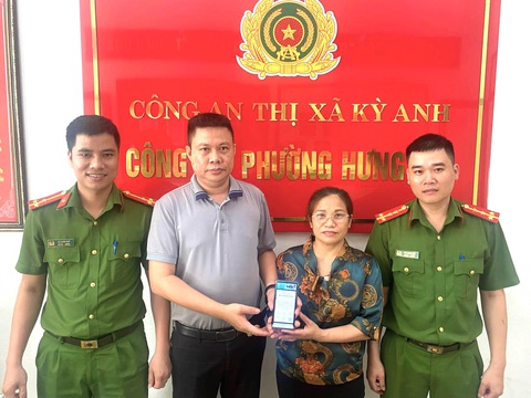 Thấy tài khoản tăng thêm gần 400 triệu đồng, người đàn ông vội báo công an- Ảnh 1. Anh Hồ Xuân Hoàng trả lại số tiền do bà Tâm chuyển nhầm - Ảnh: CACC