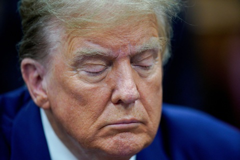 Ông Trump nhắm mắt thường xuyên trong phiên xử, truyền thông Mỹ chia rẽ khi đưa tin- Ảnh 2. Ông Trump từng nhắm mắt tại phiên tòa ở Manhattan, New York, ngày 30-4 - Ảnh: REUTERS