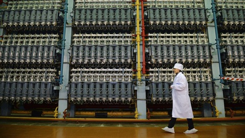 Máy ly tâm để tách các đồng vị uranium tại Tổ hợp điện hóa Ural ở Nga - Ảnh: SPUTNIK Máy ly tâm để tách các đồng vị uranium tại Tổ hợp điện hóa Ural ở Nga - Ảnh: SPUTNIK