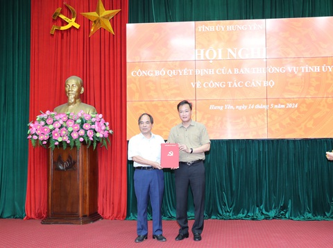 Bí thư Huyện ủy huyện Tiên Lữ xin nghỉ hưu trước tuổi- Ảnh 1. Ông Nguyễn Hữu Nghĩa, bí thư Tỉnh ủy Hưng Yên (bên phải), trao quyết định nghỉ công tác trước tuổi hưu cho ông Doãn Anh Quân - Ảnh: Báo Hưng Yên