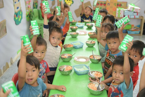 Quỹ sữa Vươn cao Việt Nam hướng đến trẻ vùng cao nhân kỷ niệm Chiến thắng Điện Biên Phủ- Ảnh 1. Thêm nhiều bữa ăn có sữa cho trẻ em vùng cao - Ảnh: V.N.