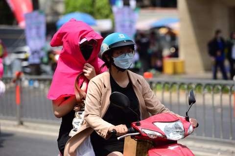 Liên tiếp các ca tử vong, nguy kịch do sốc nhiệt: Xử trí ban đầu thế nào?- Ảnh 1. Bác sĩ khuyến cáo cần có biện pháp bảo vệ sức khỏe khi di chuyển, làm việc trong thời tiết nắng nóng