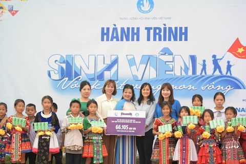 Quỹ sữa Vươn cao Việt Nam hướng đến trẻ vùng cao nhân kỷ niệm Chiến thắng Điện Biên Phủ- Ảnh 2. Gần 1.500 trẻ em nhỏ vùng cao Điện Biên đón niềm vui uống sữa mỗi ngày từ Quỹ sữa Vươn cao Việt Nam, đúng dịp kỷ niệm 70 năm Chiến thắng Điện Biên Phủ - Ảnh: V.N.