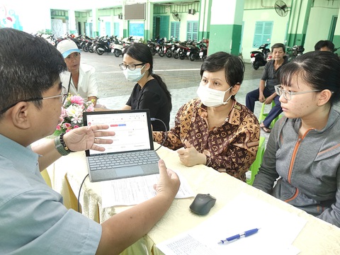 Giáo viên Trường THCS Ba Đình, Q.5, TP.HCM, hỗ trợ phụ huynh và học sinh đăng ký nguyện vọng tuyển sinh lớp 10 trực tuyến - Ảnh: NHƯ HÙNG Giáo viên Trường THCS Ba Đình, Q.5, TP.HCM, hỗ trợ phụ huynh và học sinh đăng ký nguyện vọng tuyển sinh lớp 10 trực tuyến - Ảnh: NHƯ HÙNG