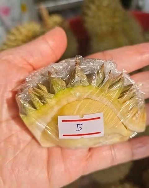 Ảnh vui 14-5: Lời tỏ tình dễ thương- Ảnh 2. Thèm quá mà chỉ có bấy nhiêu tiền.