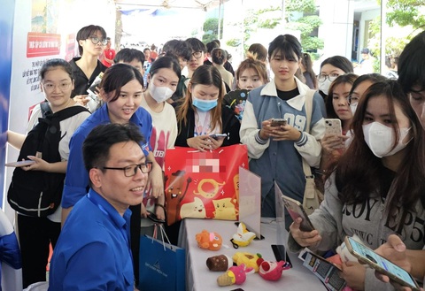 Tranh cãi lương 8 triệu sao không về quê, vẫn bám trụ thành phố lớn- Ảnh 3. Các lý do khác để người trẻ bám trụ lại TP: nơi mà họ đã gắn bó, là thanh xuân, được tự do làm điều mình thích, dễ kiếm việc - Ảnh minh họa: TRIỆU VÂN