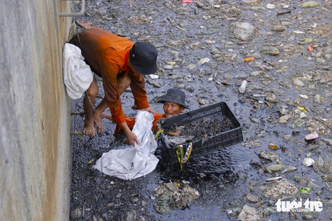 Kênh Nước Đen ô nhiễm do chưa bàn giao quản lý- Ảnh 1. Rác thải ứ đọng kín một đoạn kênh Nước Đen (phường Bình Hưng Hòa, quận Bình Tân) - Ảnh: TIẾN QUỐC