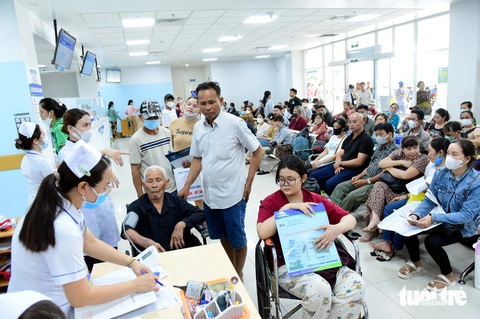 Bệnh viện quá tải, người bệnh ung thư ‘rồng rắn’ xếp hàng đợi thăm khám- Ảnh 1. Sau hơn 1 năm đi vào hoạt động, hiện Bệnh viện Ung bướu TP.HCM cơ sở 2 cũng đã quá tải - Ảnh: DUYÊN PHAN