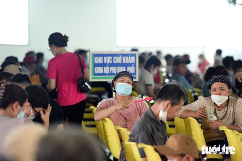 Bệnh viện quá tải, người bệnh ung thư ‘rồng rắn’ xếp hàng đợi thăm khám- Ảnh 7. Thời tiết nắng nóng, đông người và phải chờ đợi lâu khiến nhiều bệnh nhân mệt mỏi