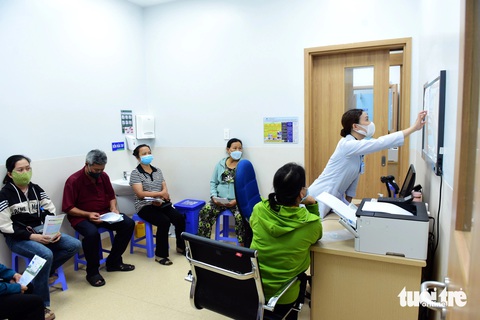 Bệnh viện quá tải, người bệnh ung thư ‘rồng rắn’ xếp hàng đợi thăm khám- Ảnh 8. Các bác sĩ và nhân viên y tế phải chạy hết công suất