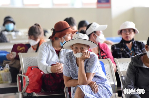 Bệnh viện quá tải, người bệnh ung thư ‘rồng rắn’ xếp hàng đợi thăm khám- Ảnh 9. Hiện có khoảng 500 - 600 bệnh nhân ung thư đang trong danh sách chờ xạ trị tại bệnh viện, cũng như có nhiều bệnh nhân phải chờ tới lượt mổ