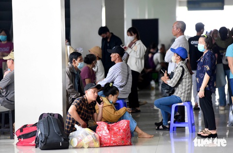 Bệnh viện quá tải, người bệnh ung thư ‘rồng rắn’ xếp hàng đợi thăm khám- Ảnh 11. Nguyên nhân khiến nhiều bệnh nhân phải chờ xạ trị lâu là do chưa đủ máy gia tốc, cũng như chưa đủ nguồn lực thu hút bệnh nhân ung thư điều trị ở tuyến dưới