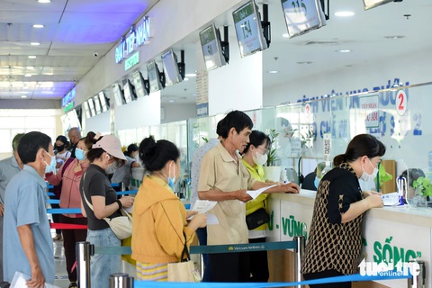 Bệnh viện quá tải, người bệnh ung thư ‘rồng rắn’ xếp hàng đợi thăm khám- Ảnh 12. Bệnh nhân và người thân đăng ký khám tại Bệnh viện Ung bướu cơ sở 2 sáng 13-5