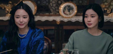 Hai nữ diễn viên Son Na-Eun (trái) và Lee Bo Young trong phim Nữ hoàng quảng cáo Hai nữ diễn viên Son Na Eun (trái) và Lee Bo Young trong phim Nữ hoàng quảng cáo