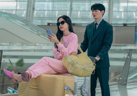 Con gái chủ tịch tập đoàn VC trở về nước bắt đầu công việc trong ngành quảng cáo Con gái chủ tịch Tập đoàn VC trở về nước, bắt đầu công việc trong ngành quảng cáo
