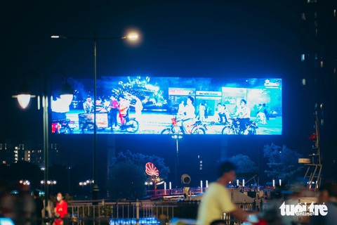 Những chiếc màn hình LED khổng lồ được đặt tại công viên bờ sông Sài Gòn sau 22 giờ vẫn không chịu tắt vừa tiêu thụ nhiều điện, vừa gây chói mắt đối với những người đối diện bên kia sông - Ảnh: THANH HIỆP Những màn hình LED khổng lồ đặt tại công viên bờ sông Sài Gòn vẫn chưa tắt sau 22h - Ảnh: THANH HIỆP
