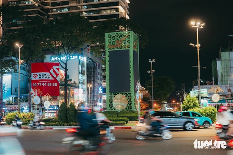 4 màn hình LED được đặt tại vòng xoay Công Trường Dân Chủ (quận 3) được tắt đi lúc 20 giờ để hưởng ứng cao điểm tiết kiệm điện - Ảnh: THANH HIỆP Bốn màn hình LED được đặt tại vòng xoay Công Trường Dân Chủ (quận 3) đã được tắt lúc 20h để tiết kiệm điện - Ảnh: THANH HIỆP