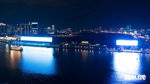 Những biển LED khổng lồ đặt tại công viên bờ sông Sài Gòn toả luồng ánh sáng cực mạnh sang bên kia sông sau 22 giờ - Ảnh: THANH HIỆP Những biển LED khổng lồ đặt tại công viên bờ sông Sài Gòn tỏa luồng ánh sáng cực mạnh sang bên kia sông sau 22h - Ảnh: THANH HIỆP
