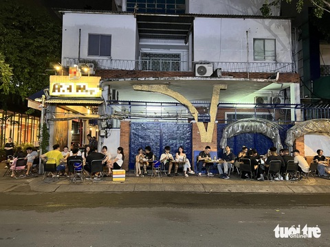 Lương 8 triệu vẫn cố ở lại thành phố: Chi tiêu thế nào mới đủ sức bám trụ?- Ảnh 3. Việc được tự do sống theo lối sống của riêng mình, giữa một TP xa lạ cũng là một lý do để nhiều người trẻ chọn bám trụ ở TP - Ảnh minh họa: TRIỆU VÂN