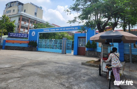 Vụ án võ sư giết người ở Kiên Giang mãi không xử: Do bị can tâm thần?- Ảnh 1. Bà Hoàng Thị Thu Hương khẳng định đồng nghiệp của bị can P.T.G. nói ông G. bình thường, chưa thấy ông đi bệnh viện bao giờ - Ảnh: BỬU ĐẤU
