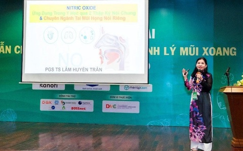 Hướng dẫn chẩn đoán điều trị các bệnh lý mũi xoang 2024 và cập nhật biện pháp quản lý tác nhân siêu vi- Ảnh 6. PGS Lâm Huyền Trân phát biểu tại hội thảo