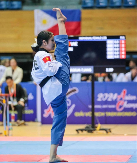 Chấm điểm sai VĐV Việt Nam, trọng tài bị dừng việc ở Giải taekwondo châu Á- Ảnh 1. Kim Uyên với phần thi của mình - Ảnh: TOÀN TAE