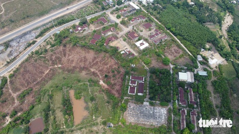Trung tâm dạy nghề 37ha ở Đà Nẵng bỏ hoang thành nơi chứa phân trồng rau- Ảnh 1. Trung tâm 05-06 cũ nằm bên trục đường ĐT 601 ở xã Hòa Bắc - Ảnh: H.S.