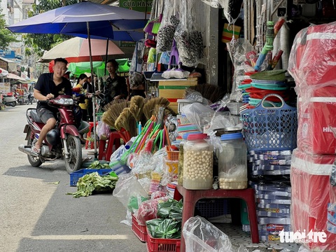 Chợ tự phát lấn chiếm lòng lề đường: Khó di dời vì thói quen?- Ảnh 3. Hàng quán bày biện chiếm dụng hơn phân nửa lòng đường 26-3, quận Bình Tân - Ảnh: NGỌC QUÝ