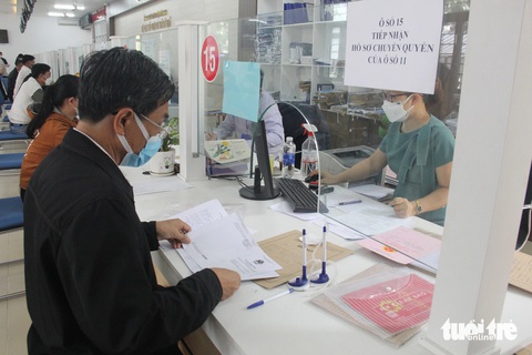 Hệ thống mạng của Văn phòng Đăng ký đất đai Đà Nẵng bị tấn công- Ảnh 1. Tiếp nhận hồ sơ đăng ký đất đai tại Đà Nẵng - Ảnh: TRƯỜNG TRUNG