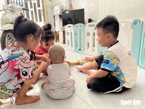Lương 8 triệu vẫn cố ở lại thành phố: Chi tiêu thế nào mới đủ sức bám trụ?- Ảnh 1. Mong muốn cho con có được một môi trường học tập tốt nhất là một phần lý do để nhiều lao động trẻ bám trụ lại TP - Ảnh minh họa: TRIỆU VÂN
