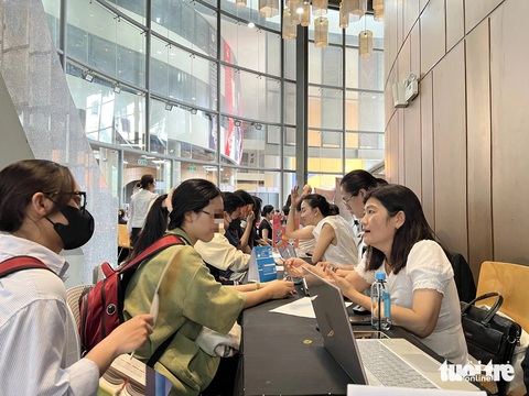 Lương 8 triệu vẫn cố ở lại thành phố: Chi tiêu thế nào mới đủ sức bám trụ?- Ảnh 4. Khó tìm việc ở quê nên nhiều người chọn bám trụ lại TP - Ảnh minh họa: TRIỆU VÂN