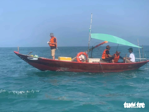 Hơn 10 người nhảy cầu trong 1 tháng, nhóm cứu hộ viết tâm thư ‘mong mọi người tiếp tục sống’- Ảnh 1. Đội cứu hộ vất vả quần thảo khu vực biển đảo Hòn Chảo, Đà Nẵng - Huế để tìm kiếm một nạn nhân nhảy cầu Thuận Phước (Đà Nẵng) mới đây - Ảnh: SOS Đà Nẵng
